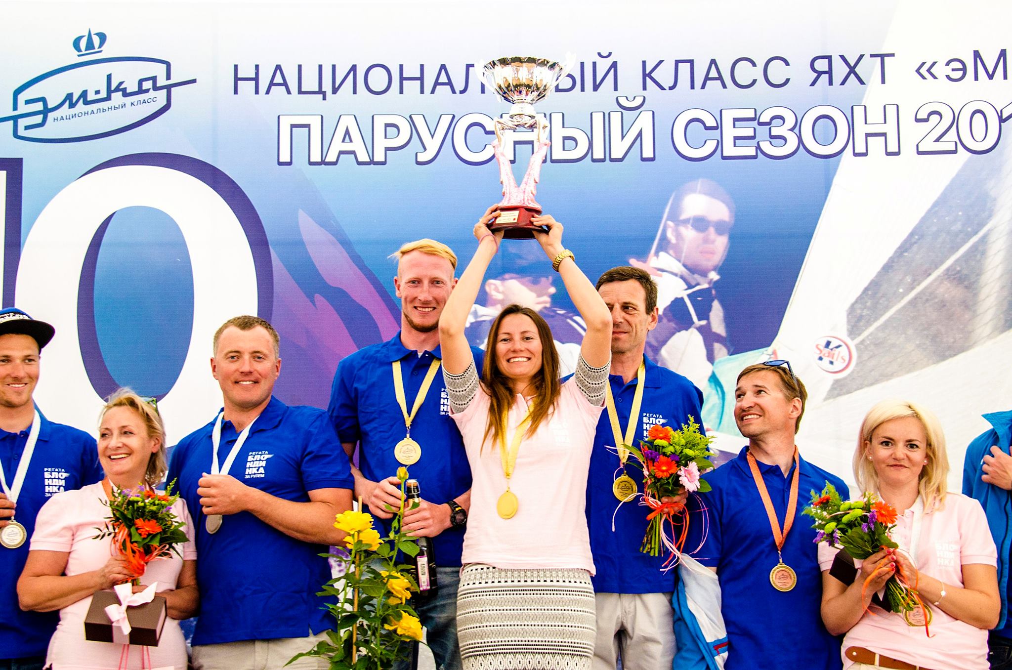 блондинка за рулем, победители регаты, чемпионы, парусная регата, яхта эМ-Ка