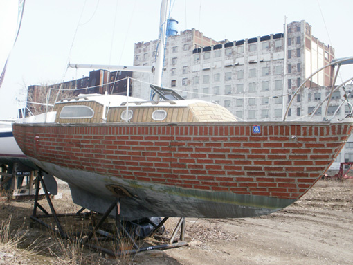 Яхта, облицованная кирпичом