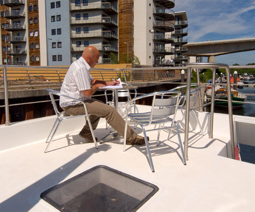 Компания WaterSpace занялась разработкой интересного проекта под названием Floating Studio Flat. 