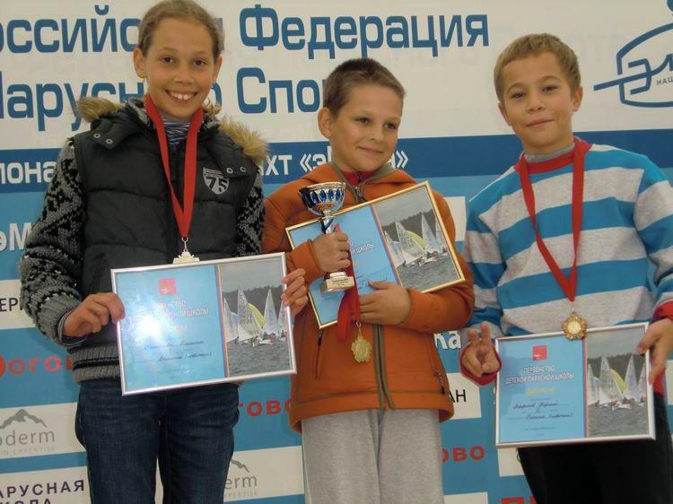 яхта оптимист, яхта ракета, десткая парусная школа пирогово, яхт клуб, регата