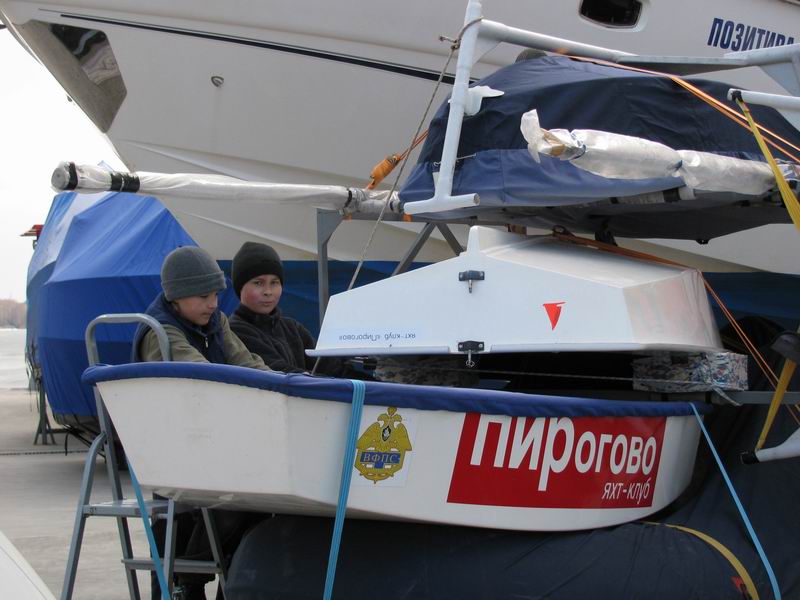 Воспитанники ДПШ Пирогово вооружают яхту, детский спорт